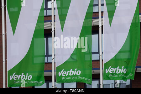 09 mai 2019, le Brandebourg, Schwedt/Oder : Le logo de l'entreprise peut être vu sur l'un des drapeaux en face de Diesel Verbio Schwedt, prises au cours de la voyage de presse de l'Agence pour les énergies renouvelables. Photo : Monika Skolimowska/dpa-Zentralbild/ZB Banque D'Images