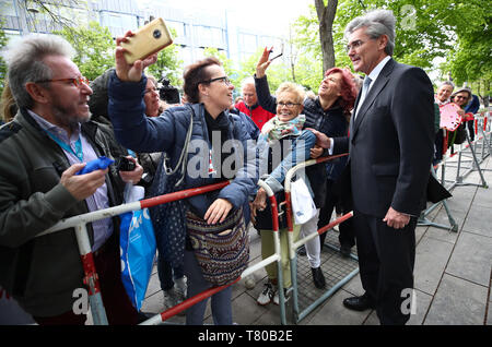 Munich, Allemagne. 09 mai, 2019. Joe Kaeser, directeur général de Siemens AG, a lui-même photographié avec les fans après la visite de l'héritier du trône britannique. Crédit : Michael Dalder/Reuters/Piscine/dpa/Alamy Live News Banque D'Images