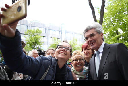 Munich, Allemagne. 09 mai, 2019. Joe Kaeser, directeur général de Siemens AG, a lui-même photographié avec les fans après la visite de l'héritier du trône britannique. Crédit : Michael Dalder/Reuters/Piscine/dpa/Alamy Live News Banque D'Images