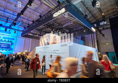 Hambourg, Allemagne. Le 08 mai, 2019. Les visiteurs peuvent s'informer au salon marketing Marketing en ligne 'Bull2Kill Records' (OMR) dans les salles d'exposition sur un stand de "IQOS'. Credit : Georg Wendt/dpa/Alamy Live News Banque D'Images