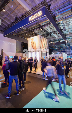 Hambourg, Allemagne. Le 08 mai, 2019. Les visiteurs peuvent s'informer au salon marketing Marketing en ligne 'Bull2Kill Records' (OMR) dans les salles d'exposition sur un stand de "IQOS'. Credit : Georg Wendt/dpa/Alamy Live News Banque D'Images
