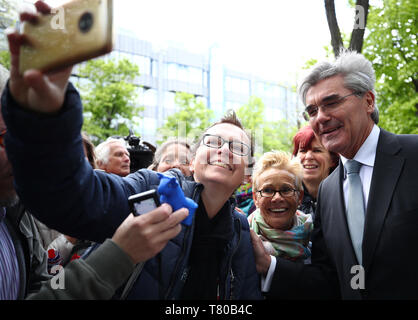 Munich, Allemagne. 09 mai, 2019. Joe Kaeser, directeur général de Siemens AG, a lui-même photographié avec les fans après la visite de l'héritier du trône britannique. Crédit : Michael Dalder/Reuters/Piscine/dpa/Alamy Live News Banque D'Images