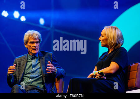 Amsterdam, Hollande du Nord, Pays-Bas. 9 mai, 2019. Emma Harman et Sir John Hegarty sont vus discuter lors de la conférence.La 14e édition de la conférence TNW a été inauguré à Amsterdam à l'NDSM, un hub créatif pour les artistes et les entrepreneurs. Sir John Hegarty est le fondateur de l'agence de publicité internationale Bartle Bogle Hegarty (BBH), qui a remporté tous les prix de la publicité possible et a été à la pointe de l'industrie depuis sa création en 1982. John a été chargé d'innombrables publicités ayant capturé le monde, pour des entreprises telles que Levi's et Audi. Avec lui wa Banque D'Images