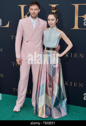 WESTWOOD, LOS ANGELES, CALIFORNIE, USA - Mai 08 : Nicholas Hoult et Lily Collins arrivent à la Los Angeles Projection spéciale de Fox Searchlight Pictures' 'Tolkien' tenue au Regency Village Theatre Le 8 mai 2019 dans la région de Westwood, Los Angeles, Californie, États-Unis. (Photo par Image Press Office) Banque D'Images