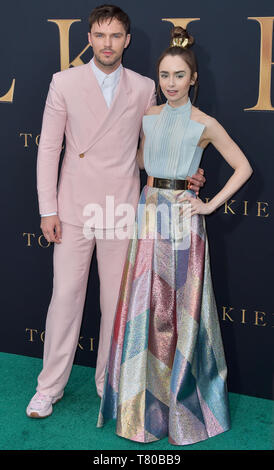 WESTWOOD, LOS ANGELES, CALIFORNIE, USA - Mai 08 : Nicholas Hoult et Lily Collins arrivent à la Los Angeles Projection spéciale de Fox Searchlight Pictures' 'Tolkien' tenue au Regency Village Theatre Le 8 mai 2019 dans la région de Westwood, Los Angeles, Californie, États-Unis. (Photo par Image Press Office) Banque D'Images