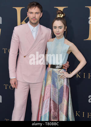 WESTWOOD, LOS ANGELES, CALIFORNIE, USA - Mai 08 : Nicholas Hoult et Lily Collins arrivent à la Los Angeles Projection spéciale de Fox Searchlight Pictures' 'Tolkien' tenue au Regency Village Theatre Le 8 mai 2019 dans la région de Westwood, Los Angeles, Californie, États-Unis. (Photo par Image Press Office) Banque D'Images