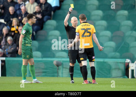 Newport, Pays de Galles, Royaume-Uni. 9 mai, 2019. Mark O'Brien de Newport comté reçoit un carton jaune durant la Ligue 2 Sky Bet play off Semi finale 1ère manche match entre le comté de Newport et Mansfield Town à Rodney Parade, Newport le jeudi 9 mai 2019. (Crédit : Jeff Thomas | MI News) usage éditorial uniquement, licence requise pour un usage commercial. Aucune utilisation de pari, de jeux ou d'un seul club/ligue/dvd publications. Photographie peut uniquement être utilisé pour les journaux et/ou à des fins d'édition de magazines. Crédit : MI News & Sport /Alamy Live News Banque D'Images