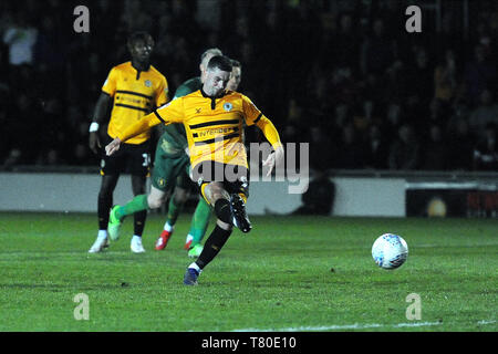 Newport, Pays de Galles, Royaume-Uni. 9 mai, 2019. Padraig Amond du comté de Newport en prenant une pénalité et c'est enregistré au cours de la Sky Bet League 2 play off Semi finale 1ère manche match entre le comté de Newport et Mansfield Town à Rodney Parade, Newport le jeudi 9 mai 2019. (Crédit : Jeff Thomas | MI News) usage éditorial uniquement, licence requise pour un usage commercial. Aucune utilisation de pari, de jeux ou d'un seul club/ligue/dvd publications. Photographie peut uniquement être utilisé pour les journaux et/ou à des fins d'édition de magazines. Crédit : MI News & Sport /Alamy Live News Banque D'Images