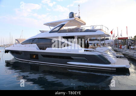 Dans l'annuaire expat blog. 9 mai, 2019. La photo prise le 9 mai 2019 affiche un yacht affiche en 2019 Limassol Boat Show à Limassol, Chypre. Le salon nautique annuel ouvert au public le jeudi. Les organisateurs ont affirmé qu'ils s'attendaient 25 000 visiteurs à la fin de l'émission de dimanche. Credit : Zhang Baoping/Xinhua/Alamy Live News Banque D'Images