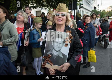 Athènes, Grèce. 9 mai, 2019. Un participant vu tenant une photo au cours des célébrations.Des milliers de citoyens russes ont participé aux célébrations de l'anniversaire de la victoire contre le fascisme, qui a été établi comme un jour de la victoire. Avec le défilé militaire, ainsi que la manifestation, la fête a eu lieu dans toute la Russie, avec les citoyens détenant des photos de leurs proches qui ont été tués ou ont combattu pendant la Seconde Guerre mondiale. Credit : Nikolas Joao/Kokovlis SOPA Images/ZUMA/Alamy Fil Live News Banque D'Images