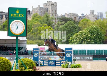 Windsor, Berkshire, Royaume-Uni. 09 mai, 2019. Gagnant. Ben Maher équitation Ginger Blue. GBR. Land Rover mises. 1,45m ouverte. Concours hippique. Royal Windsor Horse Show. Windsor. Dans le Berkshire. United Kingdom. GBR. 09/05/2019. Credit : Sport en images/Alamy Live News Banque D'Images