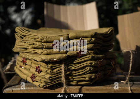 Athènes, Attique, Grèce. 9 juin, 2019. Une pile d'URSS chapeau durant la célébration.Les participants ont célébré le 74e anniversaire de la victoire sur les Nazis en URSS dans la Seconde Guerre mondiale en participant à un bataillon d'immortel de mars. Les participants ont défilé avec des photos de leurs proches qui ont perdu leur vie dans la guerre pour les honorer. Credit : Nikos Pekiaridis SOPA/Images/ZUMA/Alamy Fil Live News Banque D'Images