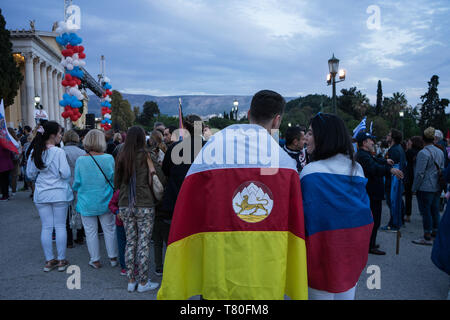 Athènes, Attique, Grèce. 9 juin, 2019. Un couple vu portant les drapeaux pendant la célébration.Les participants ont célébré le 74e anniversaire de la victoire sur les Nazis en URSS dans la Seconde Guerre mondiale en participant à un bataillon d'immortel de mars. Les participants ont défilé avec des photos de leurs proches qui ont perdu leur vie dans la guerre pour les honorer. Credit : Nikos Pekiaridis SOPA/Images/ZUMA/Alamy Fil Live News Banque D'Images