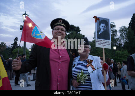 Athènes, Attique, Grèce. 9 juin, 2019. Un couple vu avec URSS chapeau durant la célébration.Les participants ont célébré le 74e anniversaire de la victoire sur les Nazis en URSS dans la Seconde Guerre mondiale en participant à un bataillon d'immortel de mars. Les participants ont défilé avec des photos de leurs proches qui ont perdu leur vie dans la guerre pour les honorer. Credit : Nikos Pekiaridis SOPA/Images/ZUMA/Alamy Fil Live News Banque D'Images