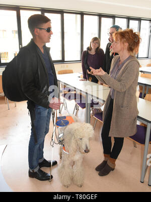 25 avril 2019, Saxe, Leipzig : l'élève aveugle Sebastian Schulze parle à un participant à l'Université de Leipzig à la suite d'un atelier pour les enseignants et les parties intéressées sur le thème 'Design d'obstacles techniques matériel d'étude de l'image description'. Sebastian, maintenant 42, a perdu la vue il y a 14 ans et étudie maintenant les études culturelles. Pendant de nombreuses années, il a été engagé pour les étudiants handicapés et n'entraînent pas d'études. Dans le cadre de l'Arbeitsgemeinschaft barrierefreies Studium, il a développé une liste de contacts avec des points de contact pour les étudiants handicapés. Photo : Waltraud Grubitzsch/d Banque D'Images