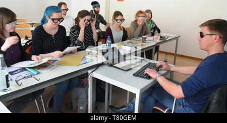 25 avril 2019, Saxe, Leipzig : l'élève aveugle Sebastian Schulze anime un atelier à l'Université de Leipzig pour les enseignants et des personnes intéressées sur le thème 'Design d'obstacles techniques matériel d'étude de l'image description'. Sebastian, maintenant 42, a perdu la vue il y a 14 ans et étudie maintenant les études culturelles. Pendant de nombreuses années, il a été engagé pour les étudiants handicapés et n'entraînent pas d'études. Dans le cadre de l'Arbeitsgemeinschaft barrierefreies Studium, il a développé une liste de contacts avec des points de contact pour les étudiants handicapés. Photo : Waltraud Grubitzsch/dpa-Zentralbild/dpa Banque D'Images