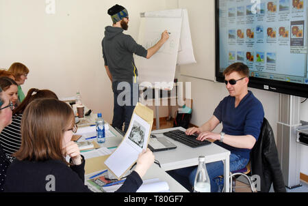25 avril 2019, Saxe, Leipzig : l'élève aveugle Sebastian Schulze anime un atelier à l'Université de Leipzig pour les enseignants et des personnes intéressées sur le thème 'Design d'obstacles techniques matériel d'étude de l'image description'. Sebastian, maintenant 42, a perdu la vue il y a 14 ans et étudie maintenant les études culturelles. Pendant de nombreuses années, il a été engagé pour les étudiants handicapés et n'entraînent pas d'études. Dans le cadre de l'Arbeitsgemeinschaft barrierefreies Studium, il a développé une liste de contacts avec des points de contact pour les étudiants handicapés. Photo : Waltraud Grubitzsch/dpa-Zentralbild/dpa Banque D'Images