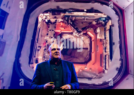 L'astronaute André Kuipers est considérée une conférence à Amsterdam pendant la TNW conférence. La 14e édition de la conférence TNW a été inauguré à Amsterdam à l'NDSM, un hub créatif pour les artistes et les entrepreneurs. André Kuipers est la première astronaute néerlandais d'avoir deux missions spatiales à son nom. Il a vécu et travaillé sur la Station spatiale internationale, desservant un certain nombre de rôles, y compris médecin, scientifique, ingénieur, enseignant, plus propre, et l'homme. Sa nouvelle passion projet est SpaceBuzz, qui demande à ses expériences dans l'espace d'instiller un amour de la durabilité dans la prochaine génération, à Banque D'Images