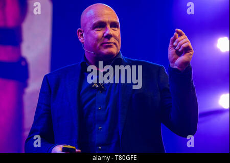 L'astronaute André Kuipers est considérée une conférence à Amsterdam pendant la TNW conférence. La 14e édition de la conférence TNW a été inauguré à Amsterdam à l'NDSM, un hub créatif pour les artistes et les entrepreneurs. André Kuipers est la première astronaute néerlandais d'avoir deux missions spatiales à son nom. Il a vécu et travaillé sur la Station spatiale internationale, desservant un certain nombre de rôles, y compris médecin, scientifique, ingénieur, enseignant, plus propre, et l'homme. Sa nouvelle passion projet est SpaceBuzz, qui demande à ses expériences dans l'espace d'instiller un amour de la durabilité dans la prochaine génération, à Banque D'Images