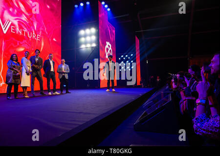 Amsterdam, Hollande du Nord, Pays-Bas. 9 mai, 2019. (L à R) Chivas Venture juge et Directeur exécutif du Centre for Social Impact Beeck et innovation Sonal Shah, Chivas Venture juge Zoe Saldana, Chivas Venture Award Winner Javier de Larragoiti Xilinat Alexandre Ricard, président-directeur général de Pernod Ricard, Chivas Venture juge et fondateur de modification Prière Ézel Cemal et l'acteur Richard Ayoade BAFTA winning vu posant pour une photo de groupe à la finale mondiale à Chivas Venture TNW Conférence. La 14e édition de la conférence TNW a été inauguré à Amsterdam à l'NDSM, un Créatif pour moyeu Banque D'Images