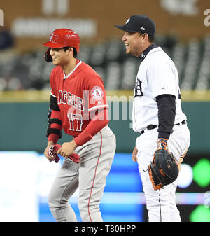 Los Angeles Angels frappeur Shohei Ohtani (L) et le joueur de premier but des Detroit Tigers Miguel Cabrera parlent en première base en sixième manche au cours de la jeu de la Ligue Majeure de Baseball à Comerica Park à Detroit, Michigan, États-Unis, 8 mai 2019. Credit : AFLO/Alamy Live News Banque D'Images