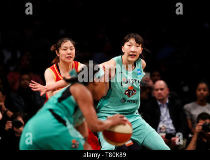 (190510) -- NEW YORK, 10 mai 2019 (Xinhua) -- Han Xu (R) de la liberté de New York fait concurrence au cours d'un jeu d'amitié entre liberté de New York et chinois de l'équipe nationale féminine de basket-ball à New York, États-Unis, 9 mai 2019. Liberté de New York a gagné 89-71. (Xinhua/Wang Ying) Banque D'Images