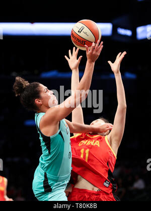 (190510) -- NEW YORK, 10 mai 2019 (Xinhua) -- L'infirmière Kia de New York Liberty va jusqu'à marquer lors d'un jeu d'amitié entre liberté de New York et chinois de l'équipe nationale féminine de basket-ball à New York, États-Unis, 9 mai 2019. Liberté de New York a gagné 89-71. (Xinhua/Wang Ying) Banque D'Images