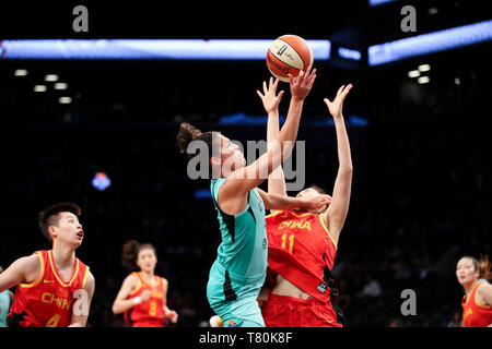 (190510) -- NEW YORK, 10 mai 2019 (Xinhua) -- L'infirmière Kia de New York Liberty va jusqu'à marquer lors d'un jeu d'amitié entre liberté de New York et chinois de l'équipe nationale féminine de basket-ball à New York, États-Unis, 9 mai 2019. Liberté de New York a gagné 89-71. (Xinhua/Wang Ying) Banque D'Images