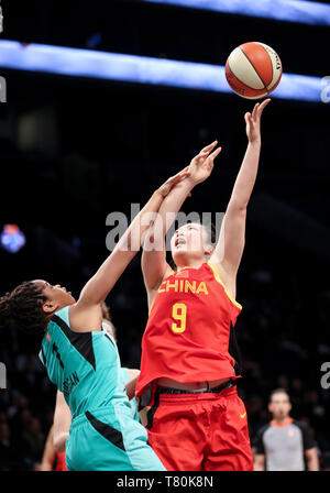 (190510) -- NEW YORK, 10 mai 2019 (Xinhua) -- Li Meng de Chinese Women's National Basketball équipe tire au cours d'un jeu d'amitié entre liberté de New York et chinois de l'équipe nationale féminine de basket-ball à New York, États-Unis, 9 mai 2019. Liberté de New York a gagné 89-71. (Xinhua/Wang Ying) Banque D'Images