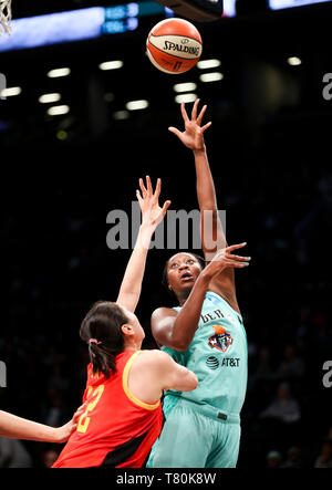 (190510) -- NEW YORK, 10 mai 2019 (Xinhua) -- Tina Charles de New York Liberty pousses durant un jeu d'amitié entre liberté de New York et chinois de l'équipe nationale féminine de basket-ball à New York, États-Unis, 9 mai 2019. Liberté de New York a gagné 89-71. (Xinhua/Wang Ying) Banque D'Images