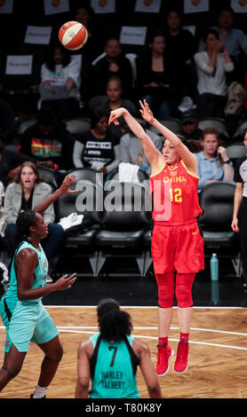 (190510) -- NEW YORK, 10 mai 2019 (Xinhua) -- Jiacen chinois Liu de Women's National Basketball équipe tire au cours d'un jeu d'amitié entre liberté de New York et chinois de l'équipe nationale féminine de basket-ball à New York, États-Unis, 9 mai 2019. Liberté de New York a gagné 89-71. (Xinhua/Wang Ying) Banque D'Images