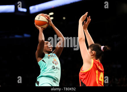 (190510) -- NEW YORK, 10 mai 2019 (Xinhua) -- Tina Charles de New York Liberty pousses durant un jeu d'amitié entre liberté de New York et chinois de l'équipe nationale féminine de basket-ball à New York, États-Unis, 9 mai 2019. Liberté de New York a gagné 89-71. (Xinhua/Wang Ying) Banque D'Images