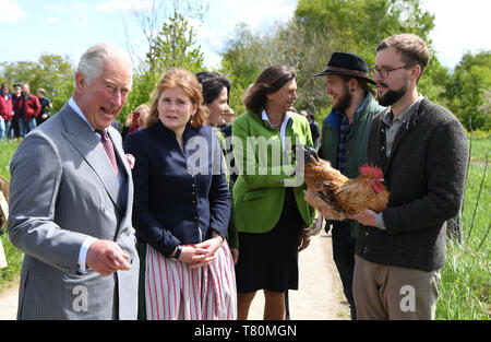 Glonn, Allemagne. 10 mai, 2019. Charles (l), Prince de Galles, visite la ferme biologique Herrmannsdorfer Landwerkstätten et parle à Sophie Schweisfurth. Credit : Matthias Balk/apd extérieure/dpa/Alamy Live News Banque D'Images