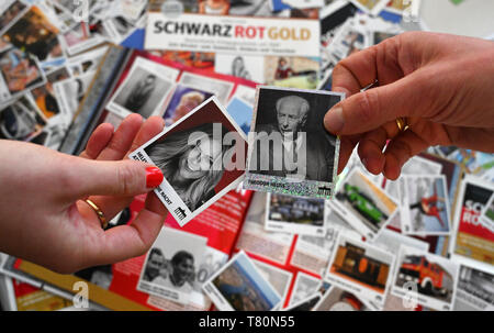 ILLUSTRATION - 10 mai 2019, Hambourg : exclusif - deux femmes échangent un collector's photo par la chanteuse Helene Fischer (l) pour une photo par Président Fédéral Theodor Heuss pour le livret "chwarzRotGold'. À partir de 11.05.2019 sur les amis de remonter des images peuvent recueillir et échanger eux-mêmes en 70 ans d'histoire de l'Allemagne. Peu avant l'anniversaire de la République fédérale d'Allemagne - la Loi fondamentale a été signé le 23 mai 1949 - le "chwarzRotGold' livret est publié. Les 333 photos montrent peu de motifs de la passé et le présent de la RFA et l'ex-RDA. (Dpa 'Hamburgers Banque D'Images