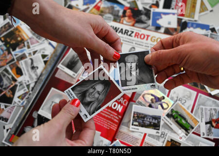 ILLUSTRATION - 10 mai 2019, Hambourg : exclusif - deux femmes échangent un collector's photo par la chanteuse Helene Fischer (l) pour une photo par Président Fédéral Theodor Heuss pour le livret "chwarzRotGold'. À partir de 11.05.2019 sur les amis de remonter des images peuvent recueillir et échanger eux-mêmes en 70 ans d'histoire de l'Allemagne. Peu avant l'anniversaire de la République fédérale d'Allemagne - la Loi fondamentale a été signé le 23 mai 1949 - le "chwarzRotGold' livret est publié. Les 333 photos montrent peu de motifs de la passé et le présent de la RFA et l'ex-RDA. (Dpa 'Hamburgers Banque D'Images