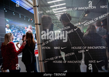 Amsterdam, Hollande du Nord, Pays-Bas. 9 mai, 2019. Vu les gens visitant la maison de l'innovation NIKE durant la conférence.La 14e édition de la conférence TNW a été inauguré à Amsterdam à l'NDSM, un hub créatif pour les artistes et les entrepreneurs. Fondé et organisé chaque année à Amsterdam, la prochaine conférence Web est un des principaux événements pour les entreprises en ligne et de l'avant à la recherche de penseurs pour découvrir les dernières innovations dans le monde en ligne. Les participants ont l'occasion d'entendre des conférenciers de renommée internationale, rencontrez les toutes jeunes pousses, en apprendre davantage sur les meilleures pratiques d'affaires et Banque D'Images