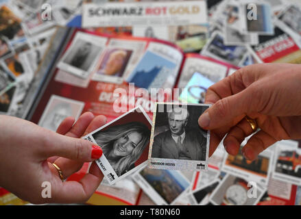 ILLUSTRATION - 10 mai 2019, Hambourg : exclusif - deux femmes échangent un collector's photo par la chanteuse Helene Fischer (l) pour une photo par Président Fédéral Theodor Heuss pour le livret "chwarzRotGold'. À partir de 11.05.2019 sur les amis de remonter des images peuvent recueillir et échanger eux-mêmes en 70 ans d'histoire de l'Allemagne. Peu avant l'anniversaire de la République fédérale d'Allemagne - la Loi fondamentale a été signé le 23 mai 1949 - le "chwarzRotGold' livret est publié. Les 333 photos montrent peu de motifs de la passé et le présent de la RFA et l'ex-RDA. (Dpa 'Hamburgers Banque D'Images