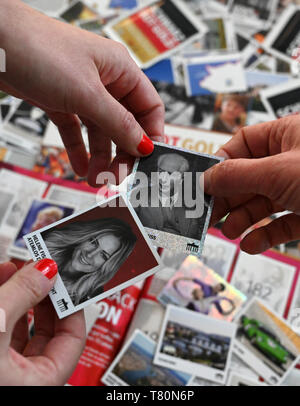 ILLUSTRATION - 10 mai 2019, Hambourg : exclusif - deux femmes échangent un collector's photo par la chanteuse Helene Fischer (l) pour une photo par Président Fédéral Theodor Heuss pour le livret "chwarzRotGold'. À partir de 11.05.2019 sur les amis de remonter des images peuvent recueillir et échanger eux-mêmes en 70 ans d'histoire de l'Allemagne. Peu avant l'anniversaire de la République fédérale d'Allemagne - la Loi fondamentale a été signé le 23 mai 1949 - le "chwarzRotGold' livret est publié. Les 333 photos montrent peu de motifs de la passé et le présent de la RFA et l'ex-RDA. (Dpa 'Hamburgers Banque D'Images