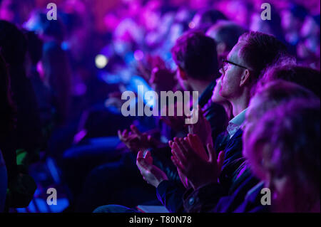 Amsterdam, Hollande du Nord, Pays-Bas. 9 mai, 2019. Vu le public applaudissant pendant les conférences.La 14e édition de la conférence TNW a été inauguré à Amsterdam à l'NDSM, un hub créatif pour les artistes et les entrepreneurs. Fondé et organisé chaque année à Amsterdam, la prochaine conférence Web est un des principaux événements pour les entreprises en ligne et de l'avant à la recherche de penseurs pour découvrir les dernières innovations dans le monde en ligne. Les participants ont l'occasion d'entendre des conférenciers de renommée internationale, rencontrez les toutes jeunes pousses, en apprendre davantage sur les meilleures pratiques d'affaires et d'aider à prévoir, discuter Banque D'Images