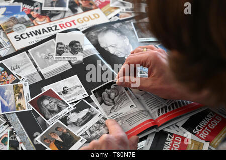 ILLUSTRATION - 10 mai 2019, Hambourg : exclusif - Une femme s'enfonce un collecte de photo, sur laquelle la main de Chancelier Fédéral K. Adenauer peut être vu la signature de la Loi fondamentale sur 23.05.1949, dans la brochure "chwarzRotGold collecte'. Helene Fischer commerce autocollants pour un Theodor Heuss glitter photo - ou préférez-vous la chute du Mur de Berlin ? À partir de samedi, les amis de sticky photos peuvent se rassembler et échanger à travers 70 ans d'histoire de l'Allemagne. Peu avant l'anniversaire de la République fédérale d'Allemagne - la Loi fondamentale a été signé le 23 mai 1949 - le "chwarzRotGold' livret est publié. T Banque D'Images