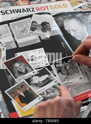 ILLUSTRATION - 10 mai 2019, Hambourg : exclusif - Une femme s'enfonce un collecte de photo, sur laquelle la main de Chancelier Fédéral K. Adenauer peut être vu la signature de la Loi fondamentale sur 23.05.1949, dans la brochure "chwarzRotGold collecte'. Helene Fischer commerce autocollants pour un Theodor Heuss glitter photo - ou préférez-vous la chute du Mur de Berlin ? À partir de samedi, les amis de sticky photos peuvent se rassembler et échanger à travers 70 ans d'histoire de l'Allemagne. Peu avant l'anniversaire de la République fédérale d'Allemagne - la Loi fondamentale a été signé le 23 mai 1949 - le "chwarzRotGold' livret est publié. T Banque D'Images