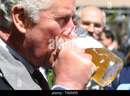 Glonn, Allemagne. 10 mai, 2019. Charles, prince de Galles, visite la ferme biologique Herrmannsdorfer Landwerkstätten et des boissons dans un verre à côté de son épouse Camilla, Duchesse de Cornwall. Droit Ilse Aigner (CSU). Credit : Matthias Balk/apd extérieure/dpa/Alamy Live News Banque D'Images