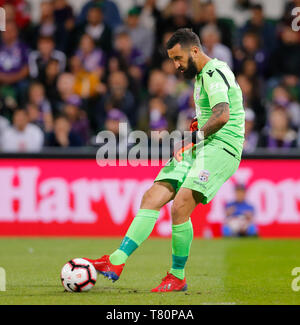 L'HBF Park, Perth, Australie. 10 mai, 2019. Une Ligue de football, demi-finale, Perth Glory versus Adelaide United ; Paul Izzo d'Adelaide United joue la balle à sa défense : l'action de Crédit Plus Sport/Alamy Live News Banque D'Images