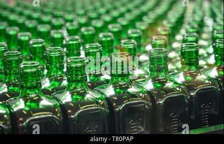 Wolfenbüttel, en Allemagne. 10 mai 2019. Jägermeister vide les bouteilles peuvent être trouvés dans l'agrandissement de l'usine de remplissage fabricant de boissons Jägermeister. Avec cette expansion, Jägermeister a, selon ses propres informations, réalisé l'une des plus grandes usines d'embouteillage de spiritueux en Europe. Photo : Christophe Gateau/dpa dpa : Crédit photo alliance/Alamy Live News Banque D'Images