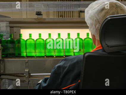 Wolfenbüttel, en Allemagne. 10 mai 2019. Bouteilles vides Jägermeister est vérifié par un employé dans l'usine de remplissage nouvellement agrandi de la fabricant de boissons Jägermeister. Avec cette expansion, Jägermeister a, selon ses propres informations, réalisé l'une des plus grandes usines d'embouteillage de spiritueux en Europe. Photo : Christophe Gateau/dpa dpa : Crédit photo alliance/Alamy Live News Banque D'Images