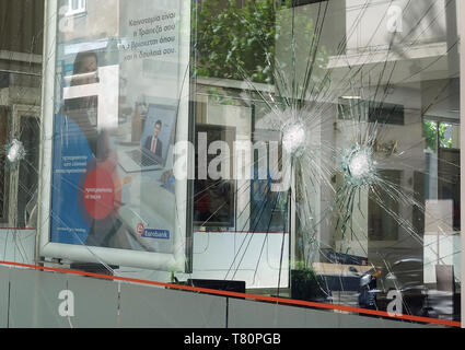 Athènes, Grèce. 10 mai, 2019. La boutique fenêtres d'une banque dans une rue commerçante de luxe à Athènes. Le jeudi soir de 30 personnes masquées une émeute dans la région, afin d'obtenir des locaux pour le Grec Dimitris Koufodinas terroristes haut, qui, en tant que membre de l'aile gauche du groupe extrémiste 17 novembre, est responsable de 11 assassinats politiques et est donc en prison. Credit : Alexia Angelopoulou/dpa/Alamy Live News Banque D'Images