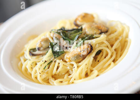 Spaghetti aux moules et de l'huile d'olive Banque D'Images