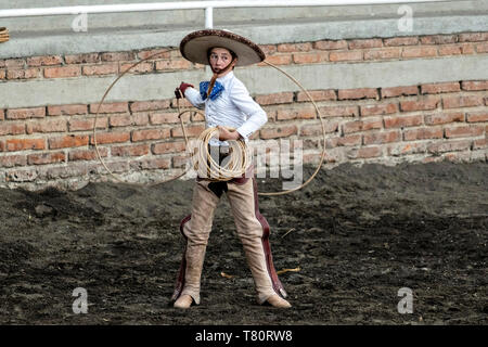 Juan Franco pratique ses compétences corde pendant la session de pratique familiale Charreria dans les hautes terres de Jalisco ville de Capilla de Guadalupe, au Mexique. La famille Franco mexicain a dominé pendant 40 ans de rodéo et a remporté trois championnats nationaux, cinq deuxièmes places et 5 troisièmes places. Banque D'Images