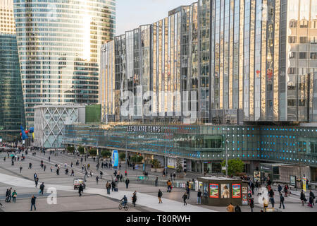 Einkaufszentrum im Viertel Les Quatre Temps de la Défense, Paris, Frankreich | Le centre commercial Les Quatre Temps à le quartier des affaires de la Défense, Paris, Banque D'Images