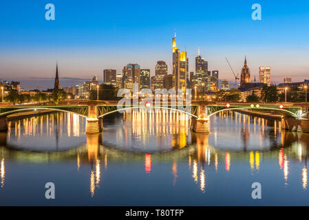 Coucher du soleil Vue de Francfort sur les toits de la ville et pont sur la rivière Main Banque D'Images